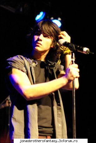 joe jonas
face parte din trupa jonas 19 ani
-se crede un mare macho,ii place sa aiba toate ca toate